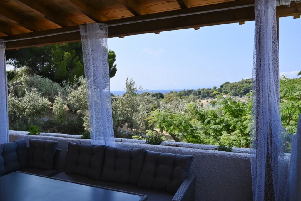 Rastoni Apartments Troulos provide a relaxing environment to unwind and make the most of your vacation in Skiathos. Located in the serene Troulos area, a short 15 minutes from Skiathos Town.
