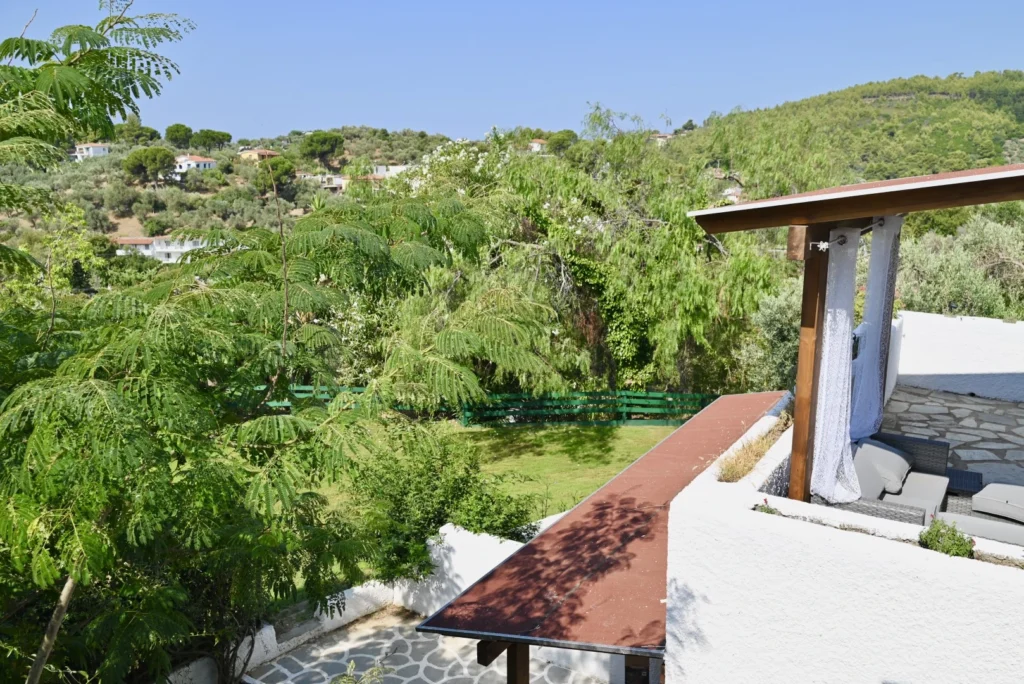 Rastoni Apartments Troulos provide a relaxing environment to unwind and make the most of your vacation in Skiathos. Located in the serene Troulos area, a short 15 minutes from Skiathos Town.