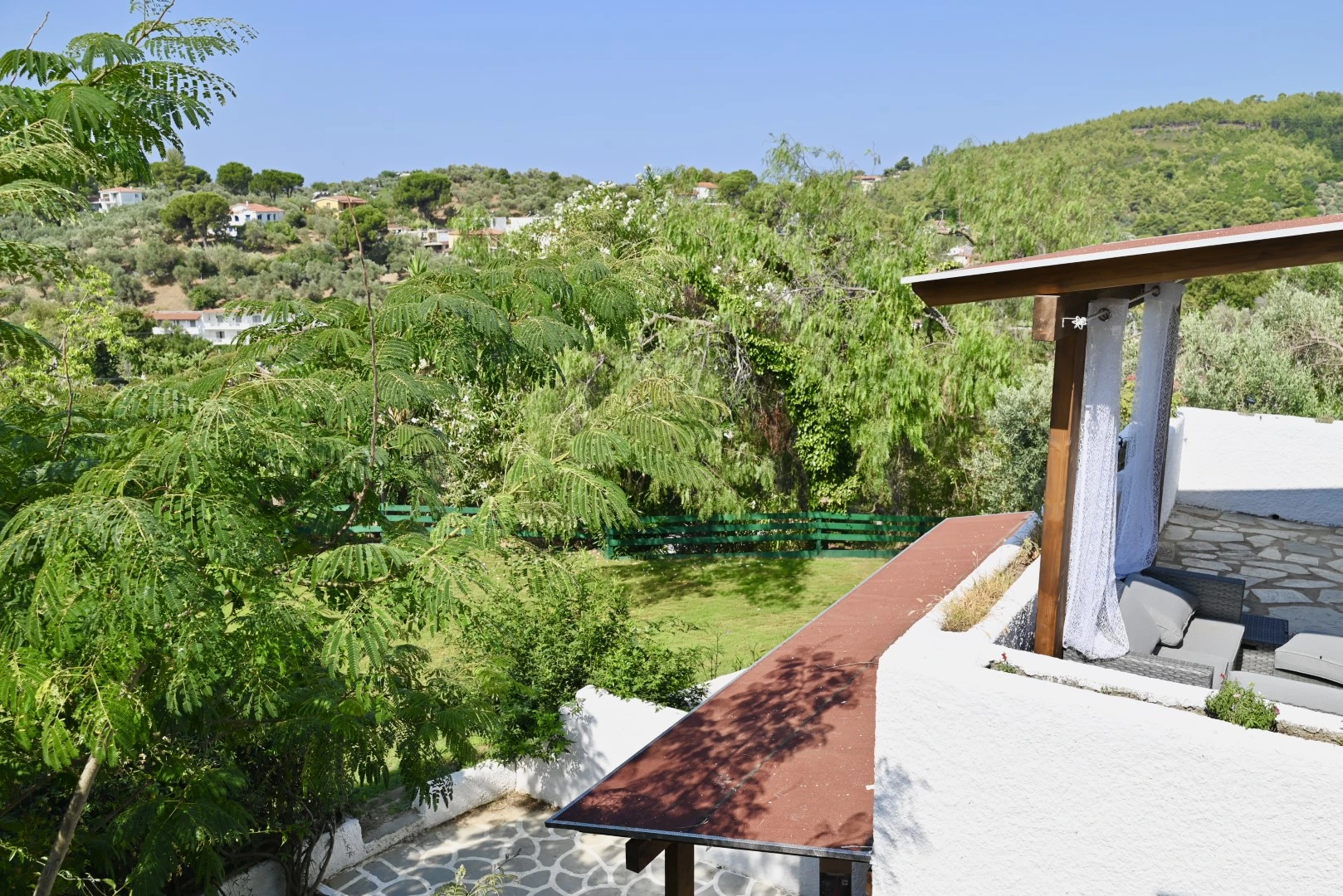 Rastoni Apartments Troulos provide a relaxing environment to unwind and make the most of your vacation in Skiathos. Located in the serene Troulos area, a short 15 minutes from Skiathos Town.