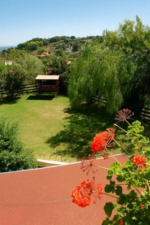 Rastoni Apartments Troulos provide a relaxing environment to unwind and make the most of your vacation in Skiathos. Located in the serene Troulos area, a short 15 minutes from Skiathos Town.