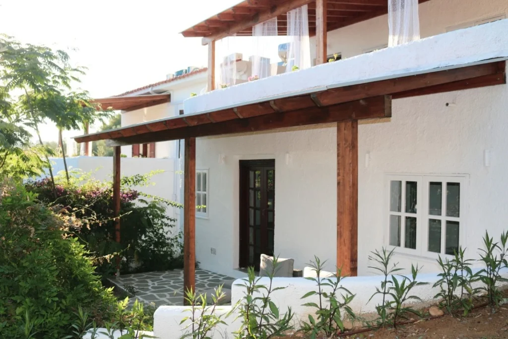 Rastoni Apartments Troulos provide a relaxing environment to unwind and make the most of your vacation in Skiathos. Located in the serene Troulos area, a short 15 minutes from Skiathos Town.